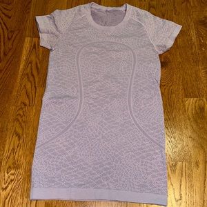 Lululemon Women’s Workout T-Shirt, light purple/lilac, Size 6, Lightly Worn